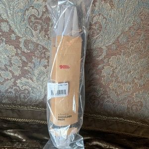 NWT Fjallraven Kanken Shoulder Pads in color Fog